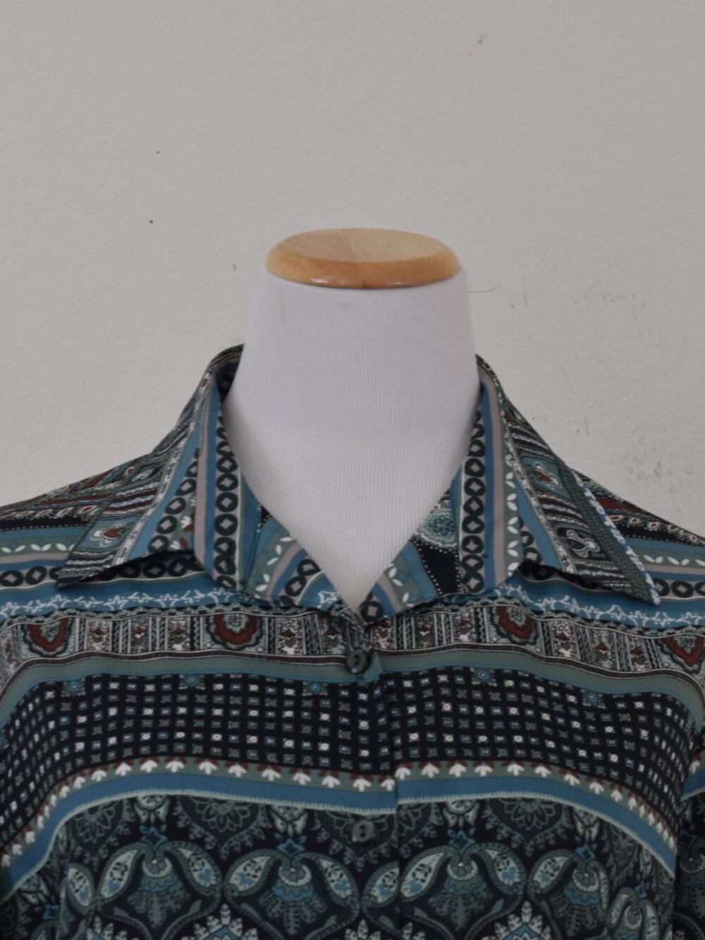 Vintage 70s Green Paisley Floral/Abstract Shirt by Alex Colman Sportswear - Picture 6 of 11